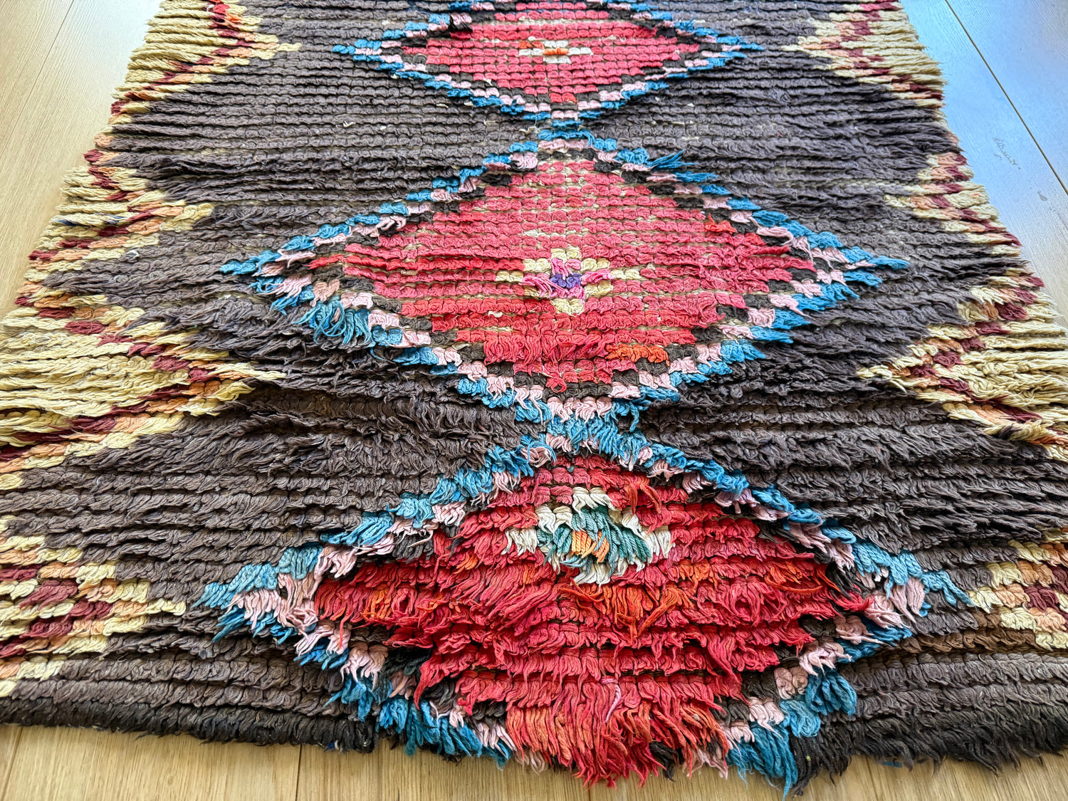 Vintage Berber Boucherouite runner – 267 × 97 cm – graphic diamond pattern