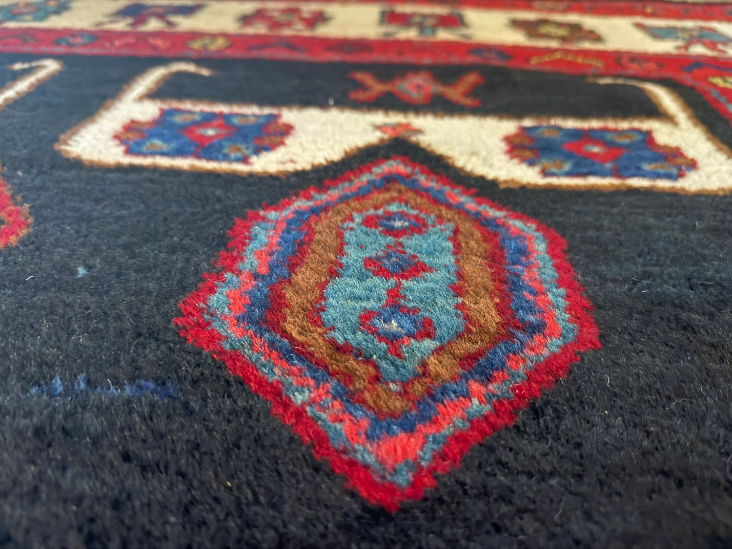 Antiek tribaal handgeknoopt tapijt – 217 × 140 cm