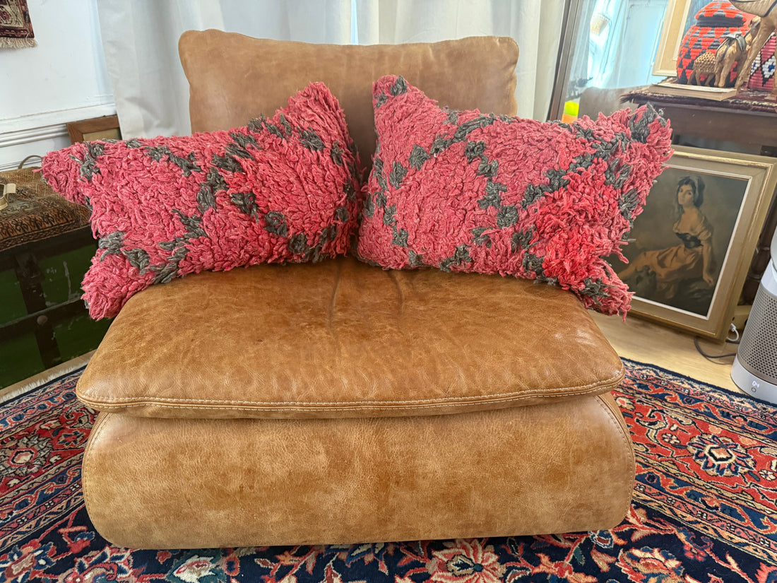 set van 2 Handgemaakte kussens van een vintage Marokkaans tapijt – ca. 60 × 40 cm