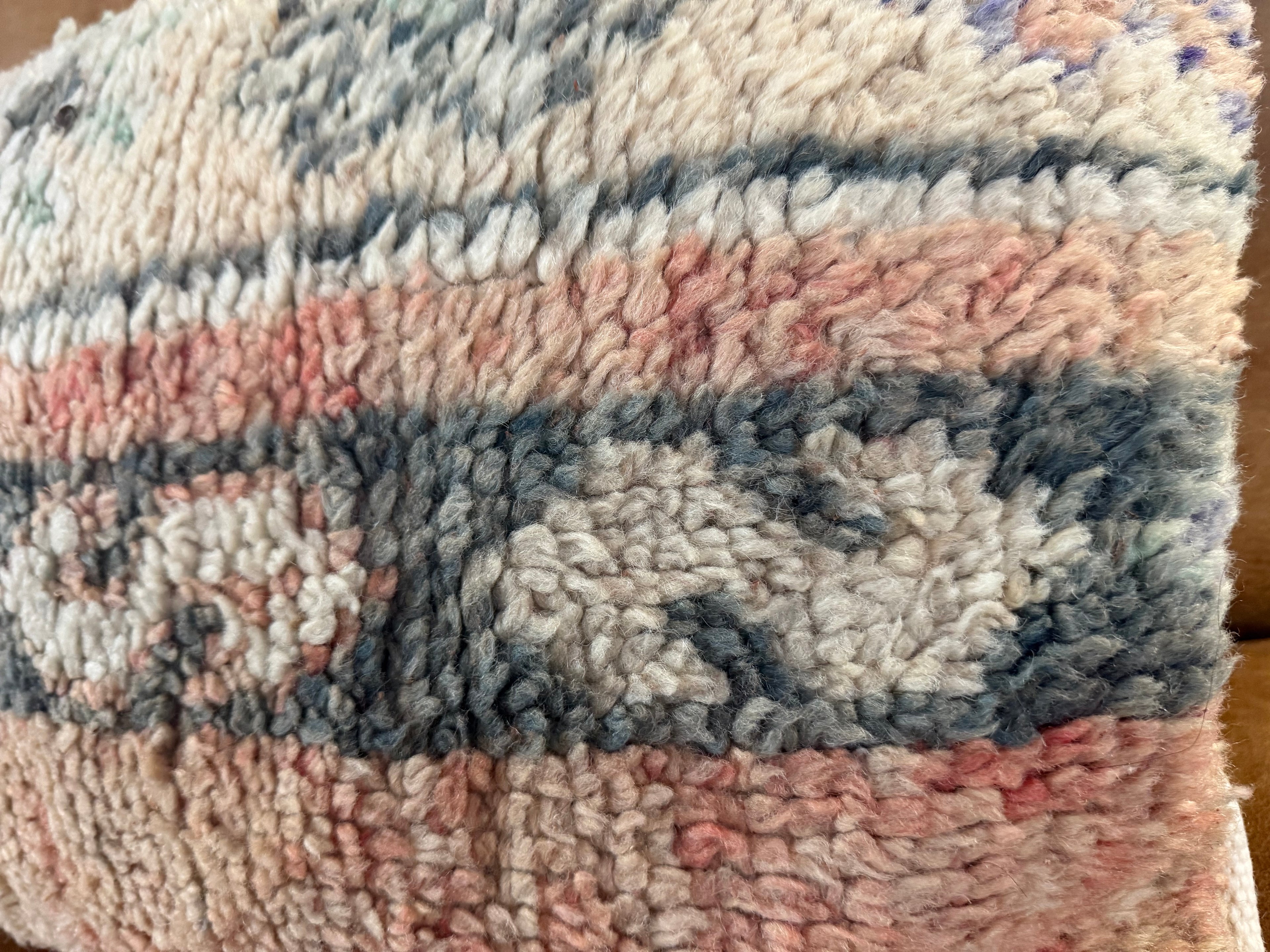 Handgemaakt kussen van een vintage Marokkaans tapijt – ca. 60 × 40 cm