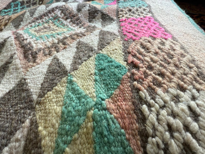 Poef van gebruikt vintage Marokkaans tapijt – handgemaakt – ca. 60 × 60 × 20 cm