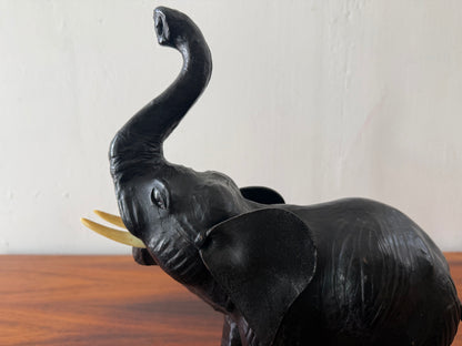 Vintage olifant sculptuur van hout en leer – donker handgemaakt object (35 cm)