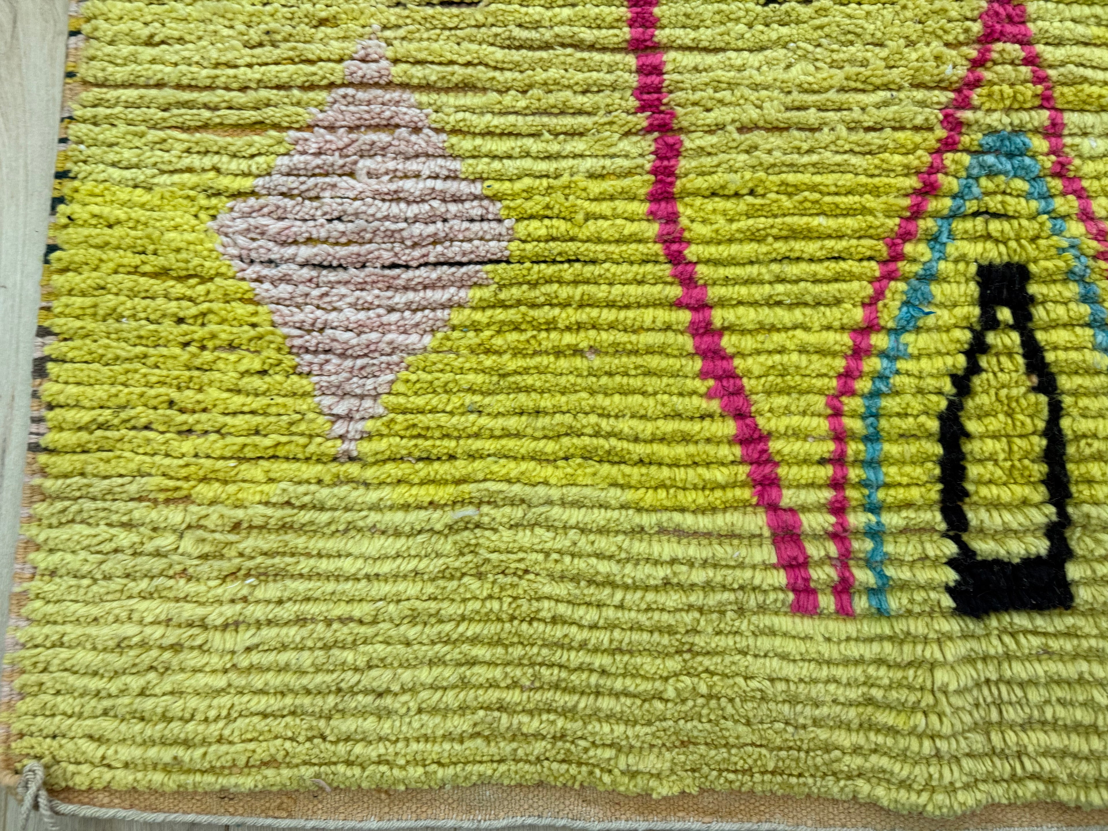 Expressief Marokkaans Berber tapijt met symbolisch design – ca. 287 × 168 cm