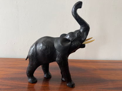Vintage olifant sculptuur van hout en leer – donker handgemaakt object (35 cm)