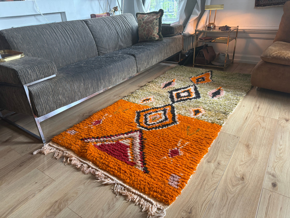 Vintage Marokkaans Berbertapijt in Oranje en Olijfgroen – 210 × 101 cm