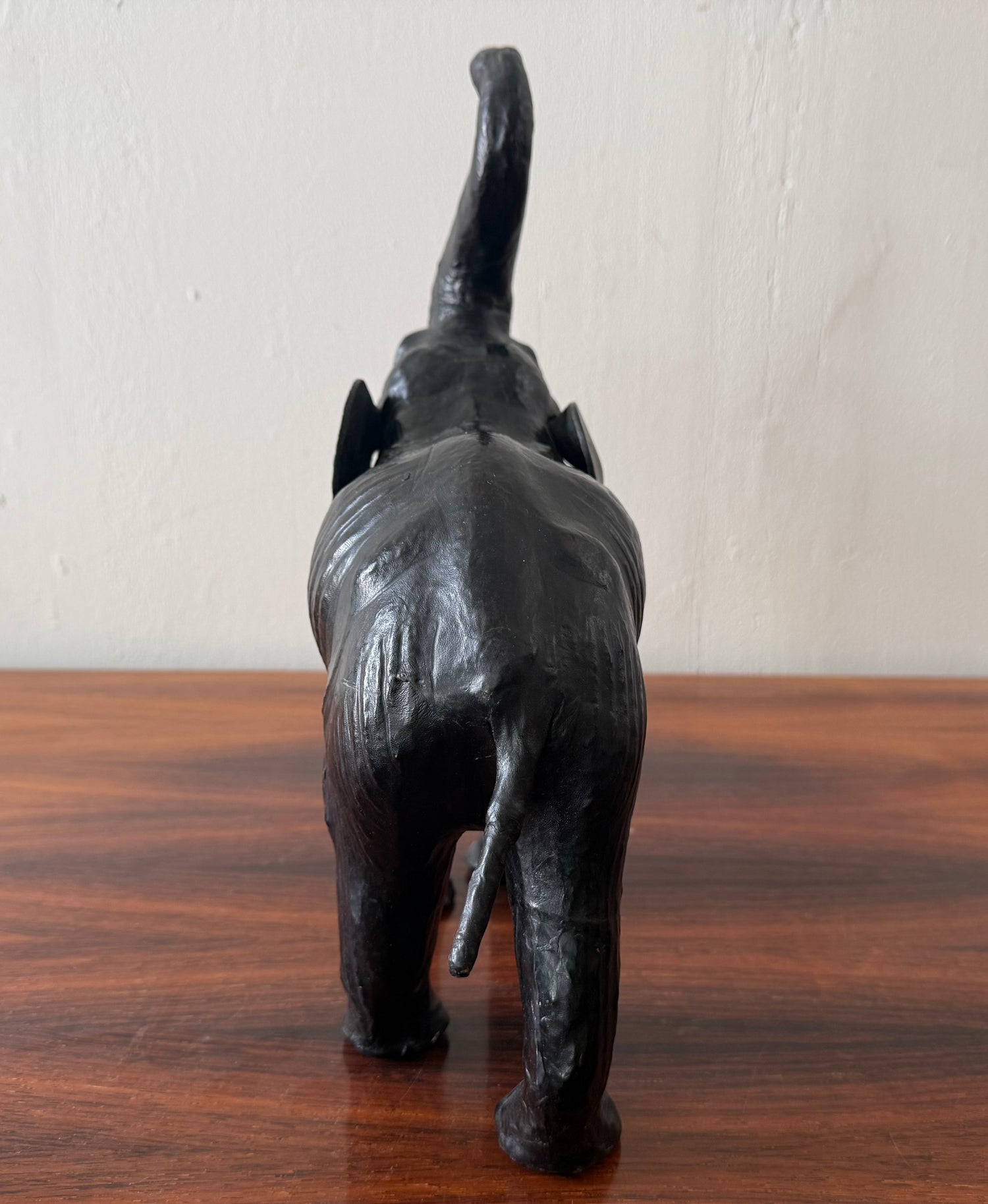 Vintage olifant sculptuur van hout en leer – donker handgemaakt object (35 cm)