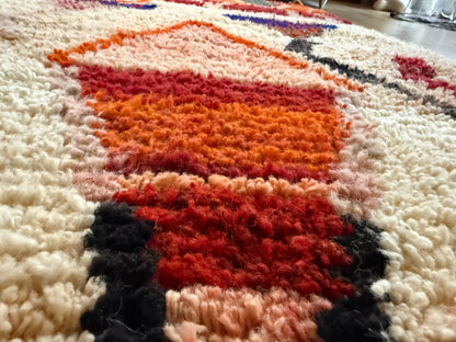 Warm Berber tapijt met abstract tribal design – 180 × 104 cm