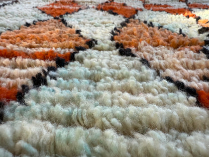 Vintage hoogpolig Marokkaans Berber kleed met warm oranje ruitmotief – 157 × 106 cm