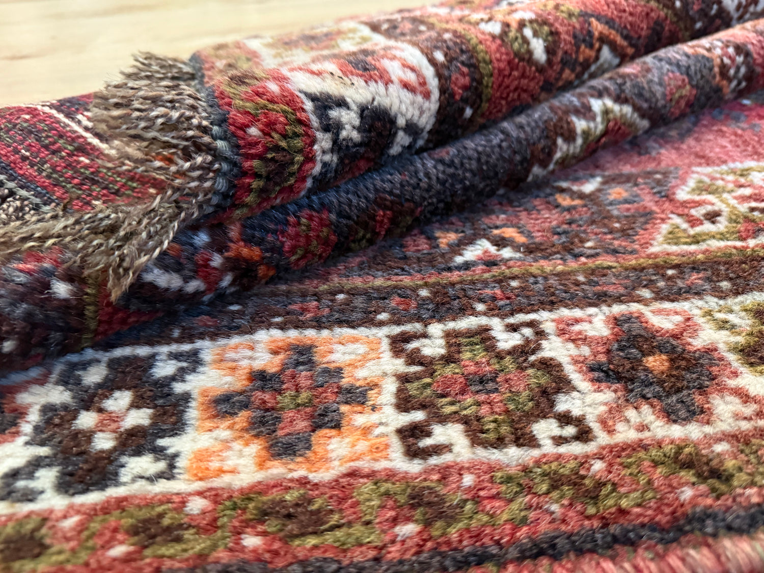 Handgeknoopt vintage oosters tapijt – 182 × 120 cm