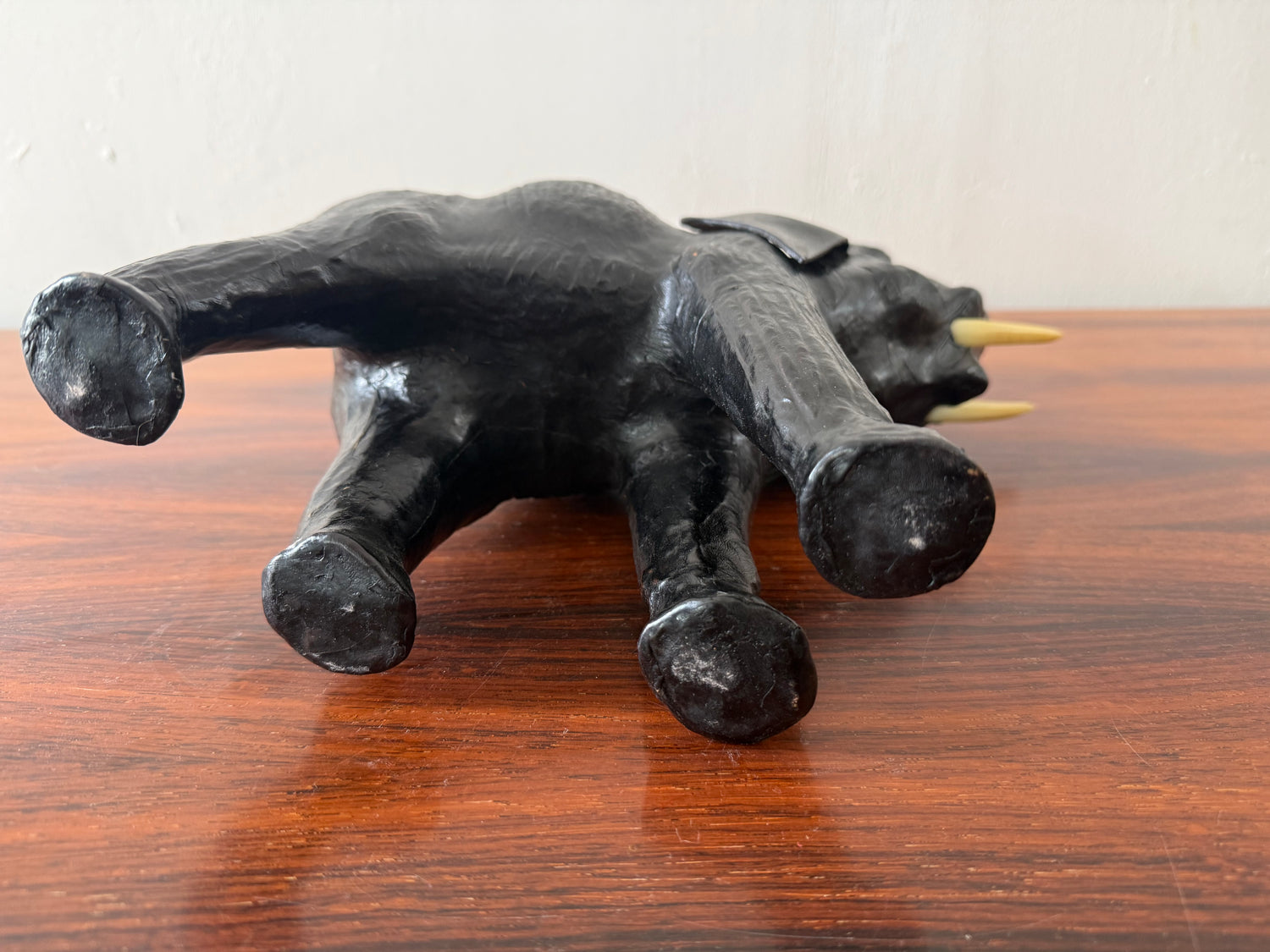 Vintage olifant sculptuur van hout en leer – donker handgemaakt object (35 cm)