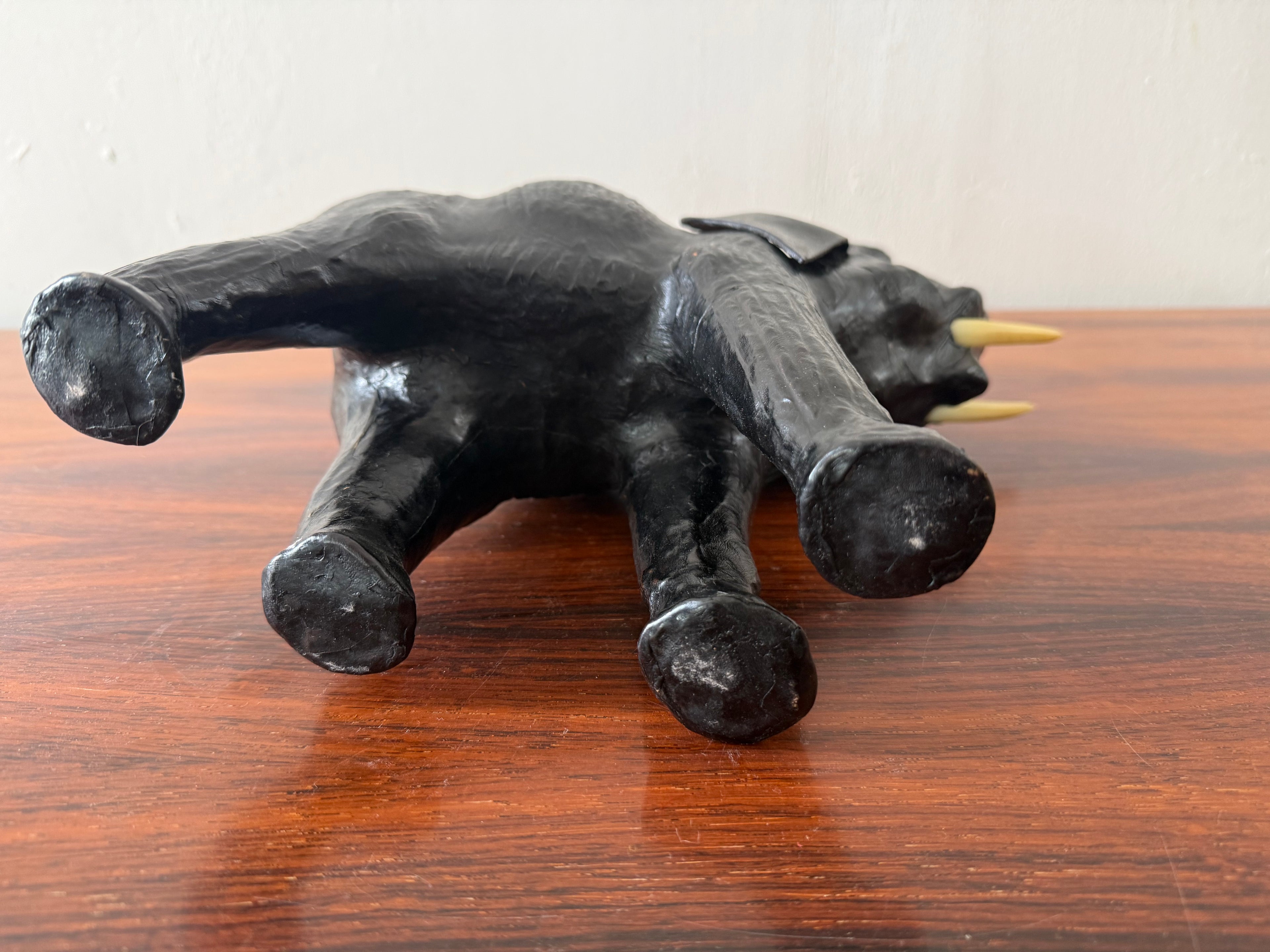 Vintage olifant sculptuur van hout en leer – donker handgemaakt object (35 cm)