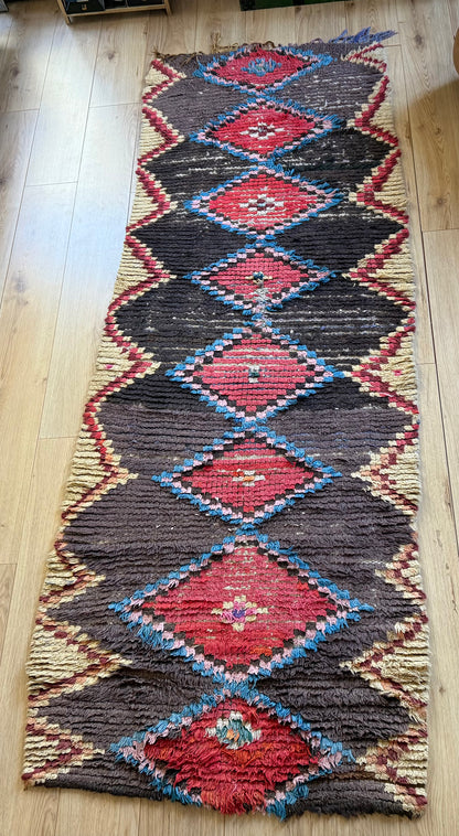 Vintage Berber Boucherouite runner – 267 × 97 cm – graphic diamond pattern