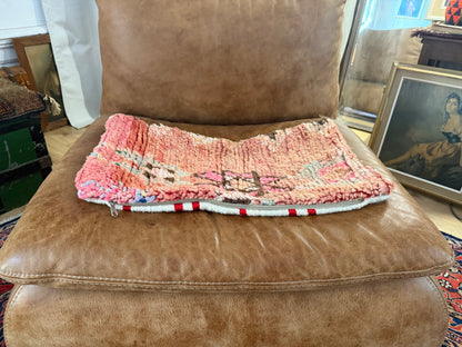 Handgemaakt kussen van een vintage Marokkaans tapijt – ca. 60 × 40 cm