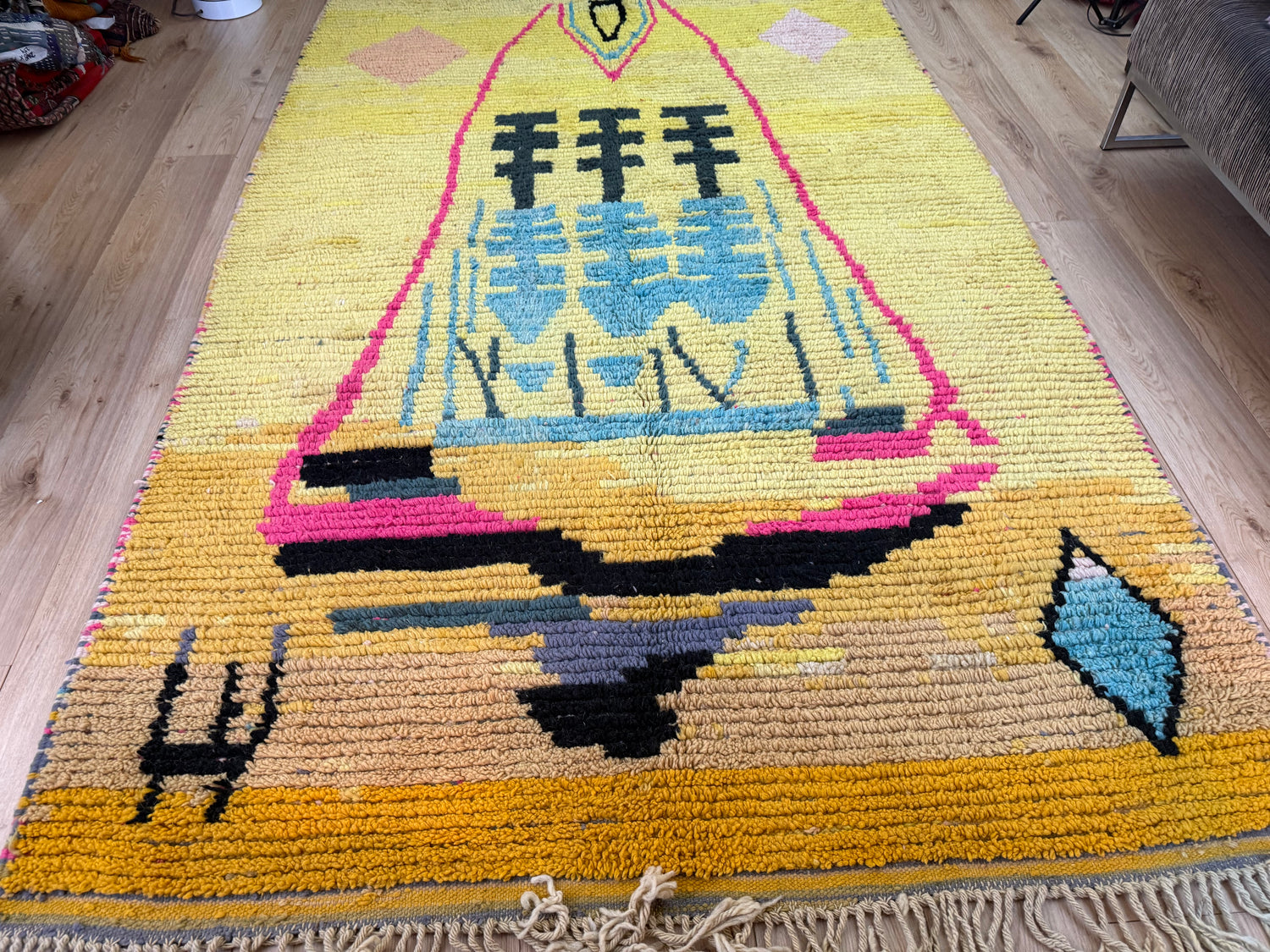 Expressief Marokkaans Berber tapijt met symbolisch design – ca. 287 × 168 cm