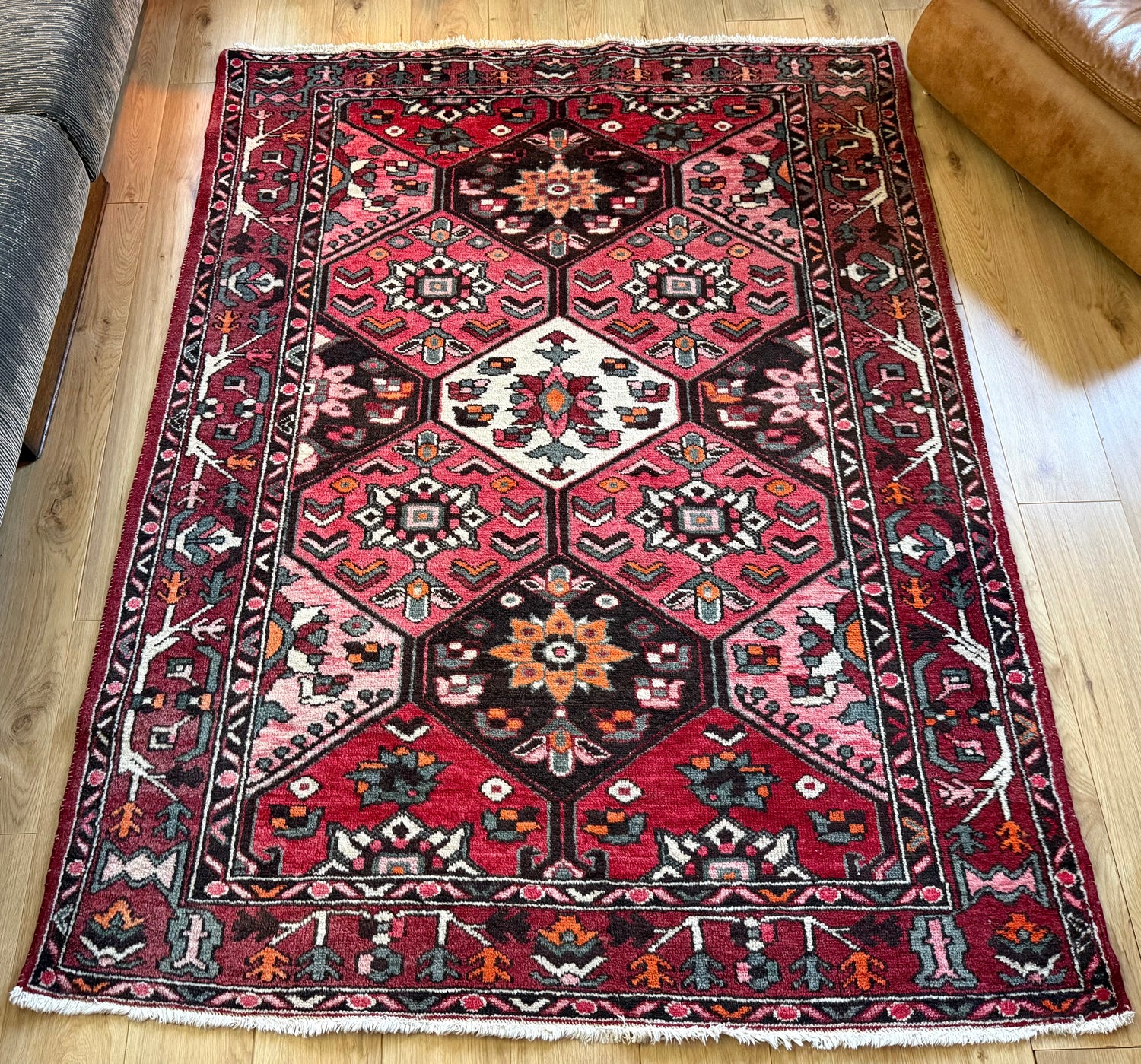 Tapete vintage nó à mão – vermelho gráfico com composição serena (221 × 165 cm)