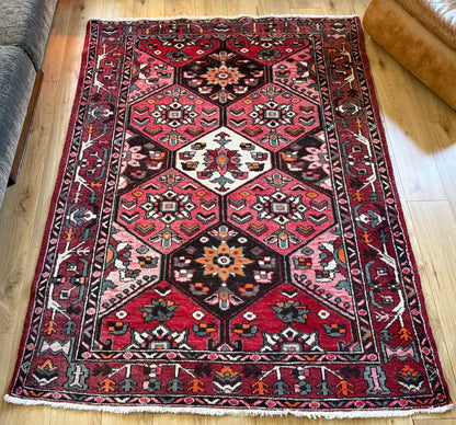 Tapete vintage nó à mão – vermelho gráfico com composição serena (221 × 165 cm)