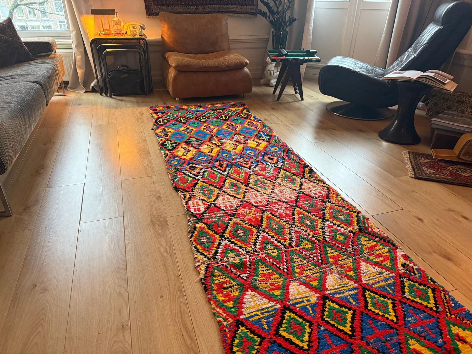 Vintage Marokkaanse loper 326 × 86 cm – kleurrijk &amp; grafisch