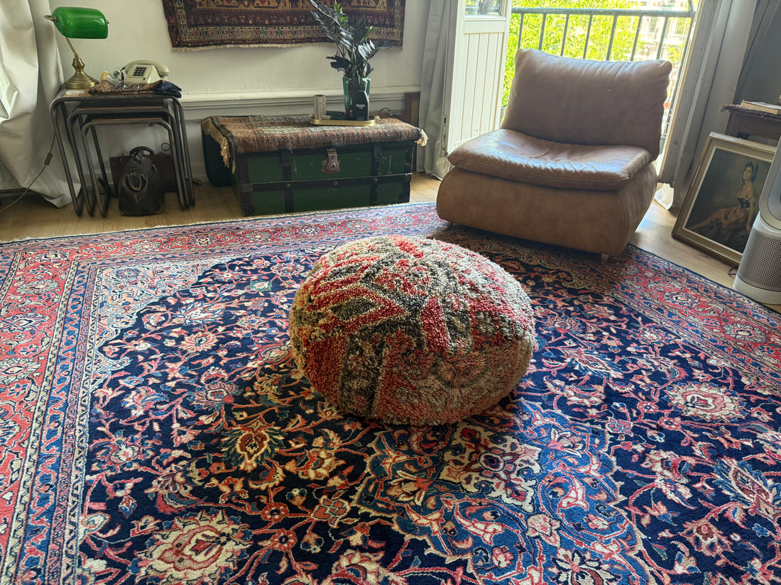 Poef van gebruikt vintage Marokkaans tapijt – handgemaakt – ca. 60 × 60 × 25 cm