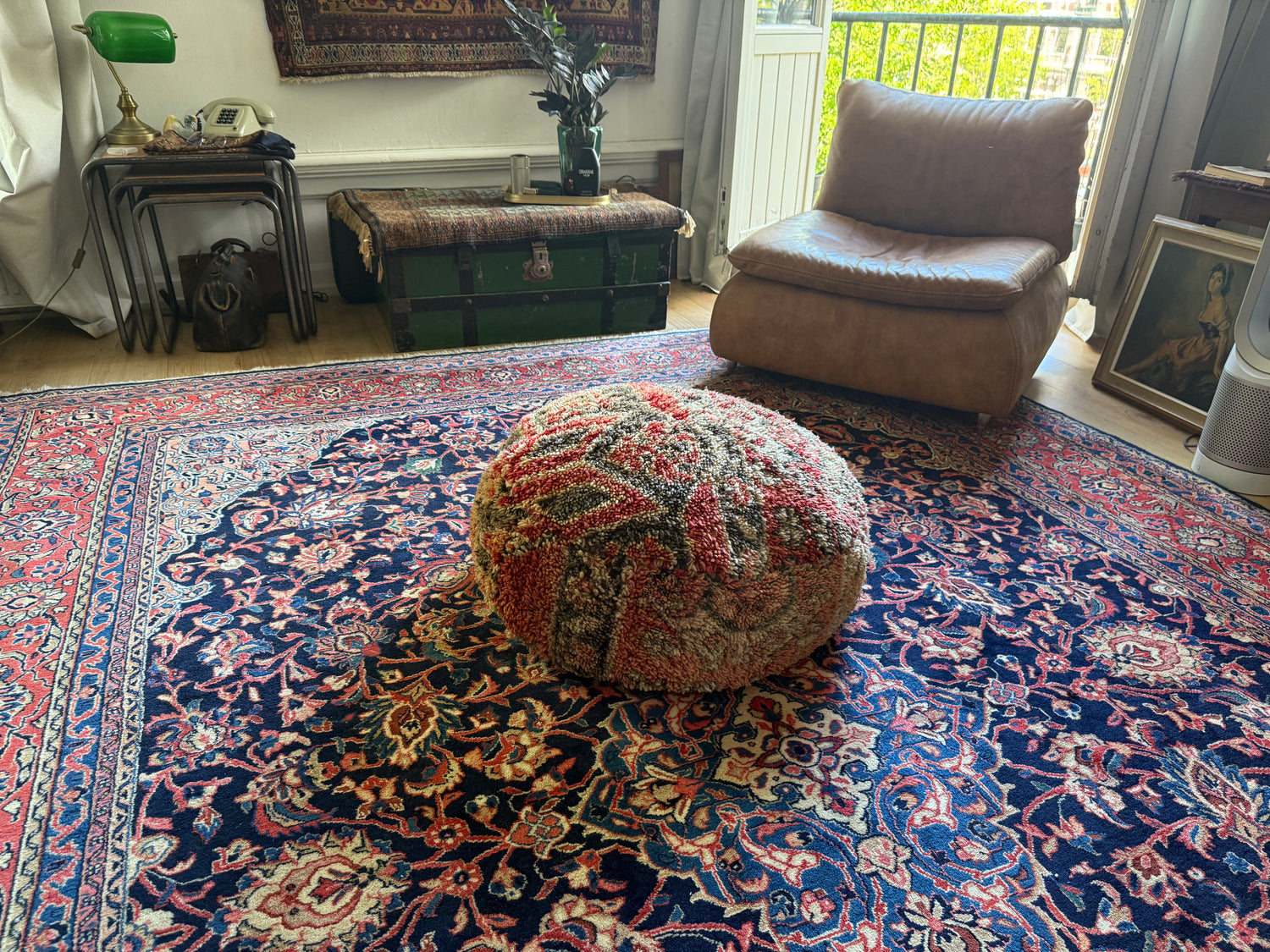 Poef van gebruikt vintage Marokkaans tapijt – handgemaakt – ca. 60 × 60 × 25 cm
