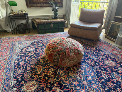 Poef van gebruikt vintage Marokkaans tapijt – handgemaakt – ca. 60 × 60 × 25 cm