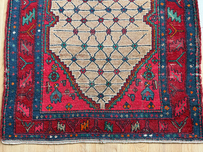 Hand-knotted Vintage Rug with Graphic Diamond Field – 185 × 131 cm