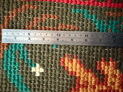 Tapete ou tapeçaria francesa vintage de parede ou chão com cavaleiro e cavalos (design Phildar, c. anos 70)