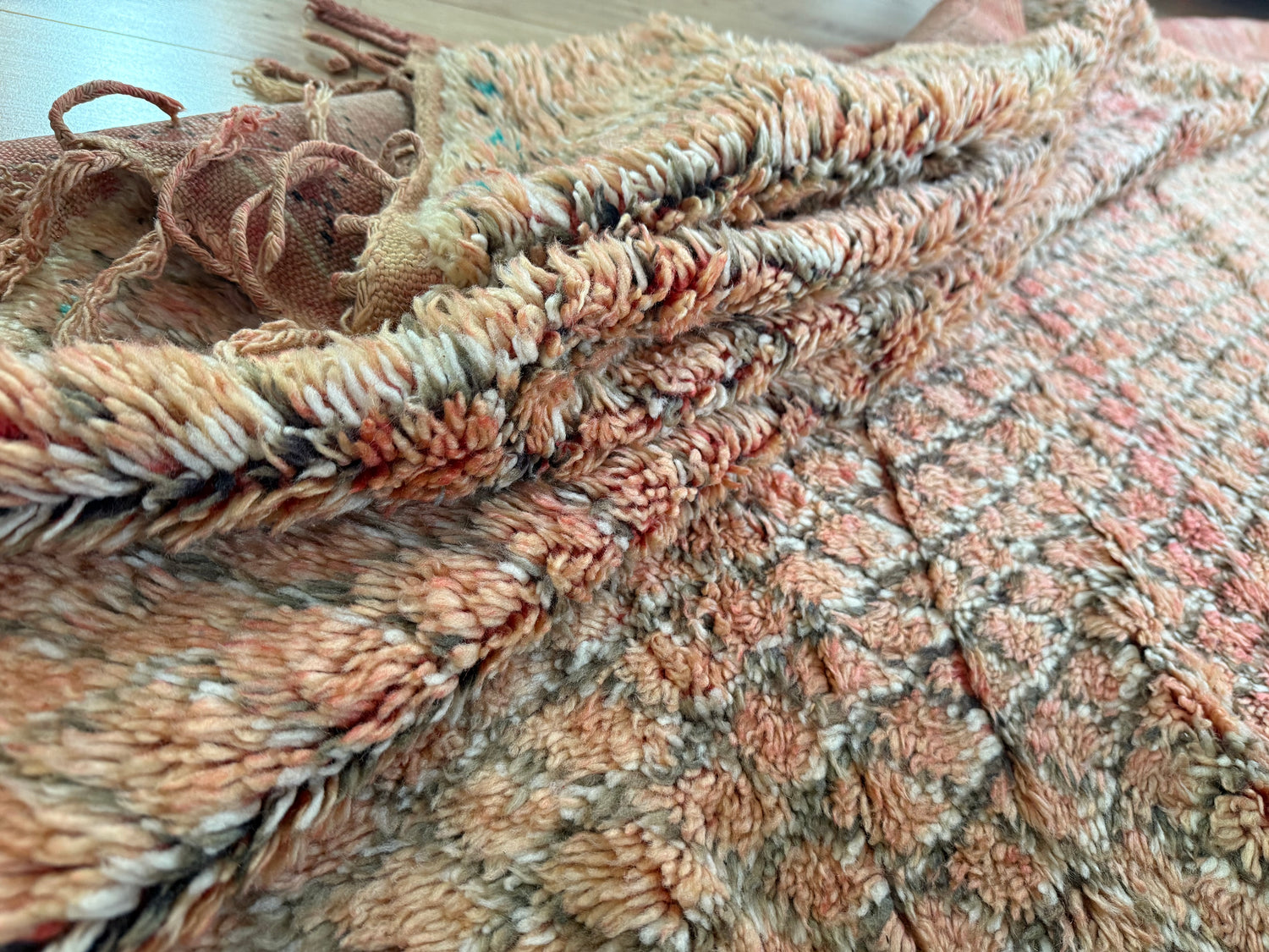 Zacht vintage Berber tapijt in perziktinten – 320 × 195 cm