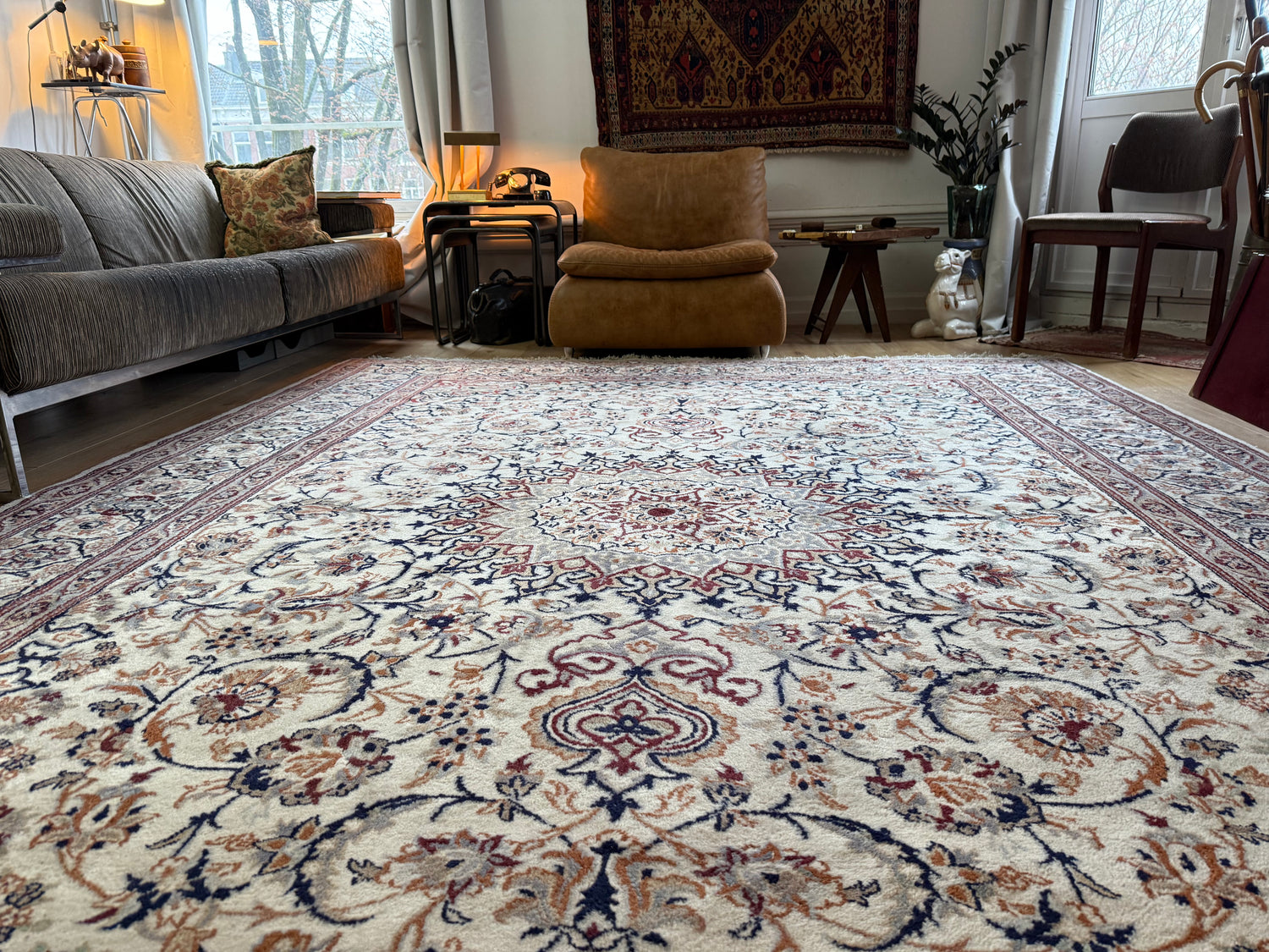 Tapete clássico nó à mão estilo Nain com medalhão – marfim &amp; azul noite – 335 × 247 cm