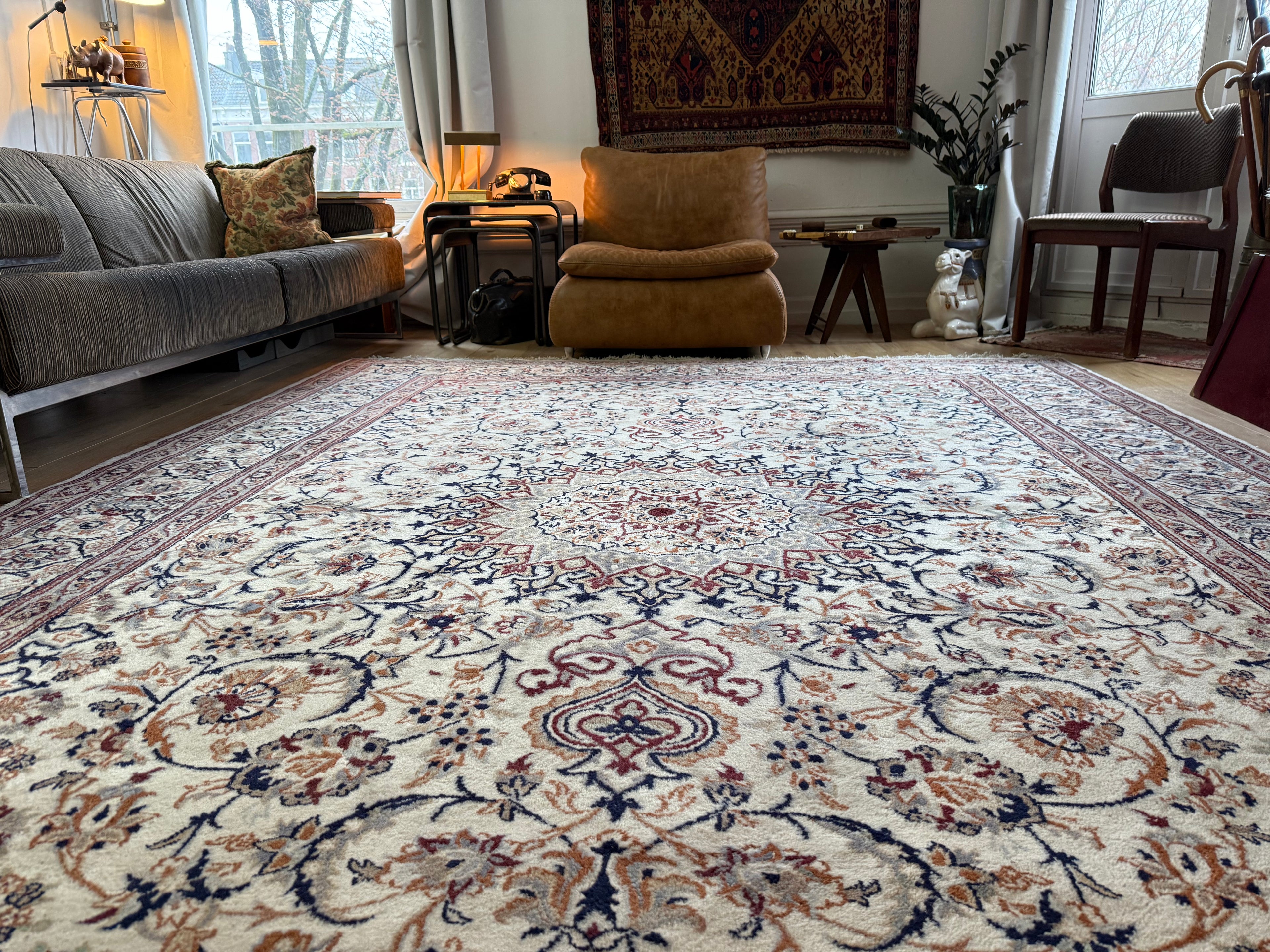 Tapete clássico nó à mão estilo Nain com medalhão – marfim &amp; azul noite – 335 × 247 cm