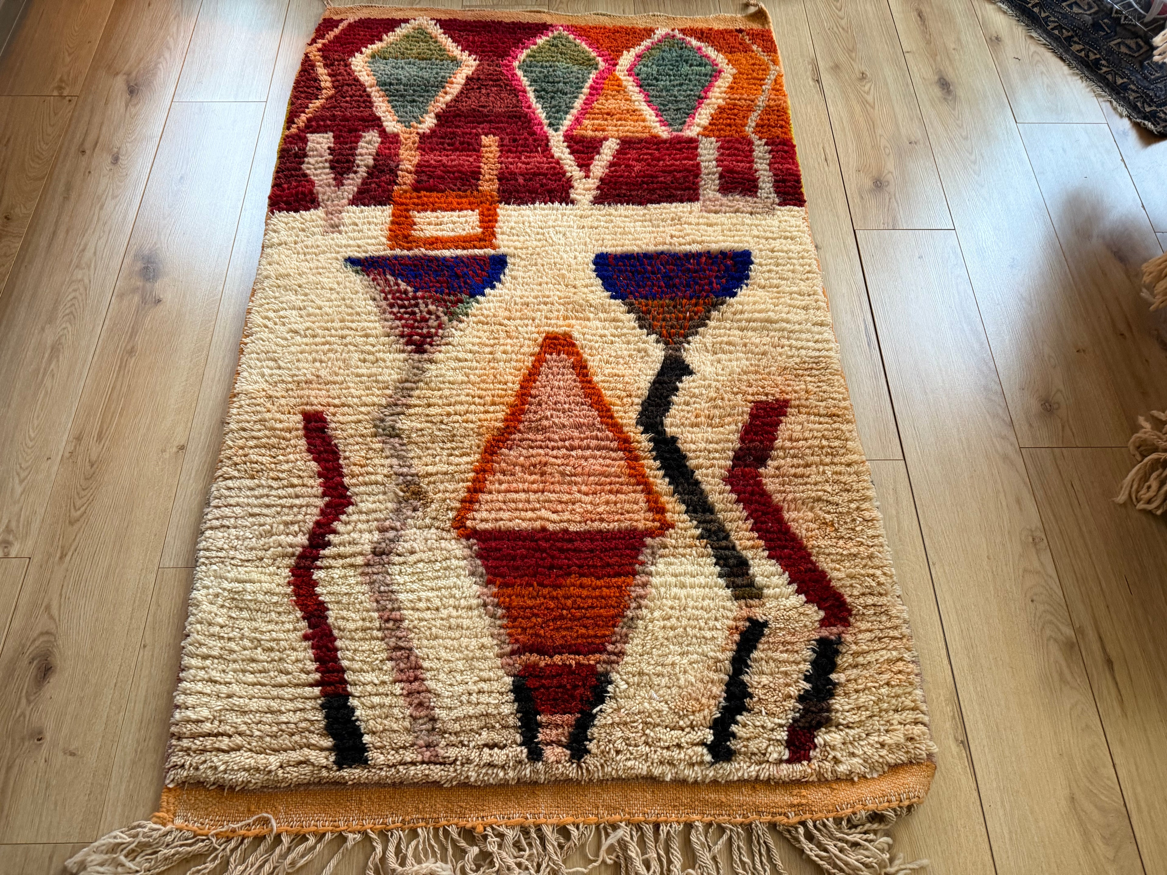 Warm Berber tapijt met abstract tribal design – 180 × 104 cm