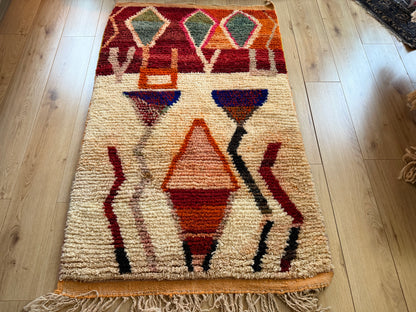 Warm Berber tapijt met abstract tribal design – 180 × 104 cm