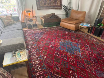 Groot vintage tribaal tapijt 355 × 241 cm – rood veld met blauw medaillon