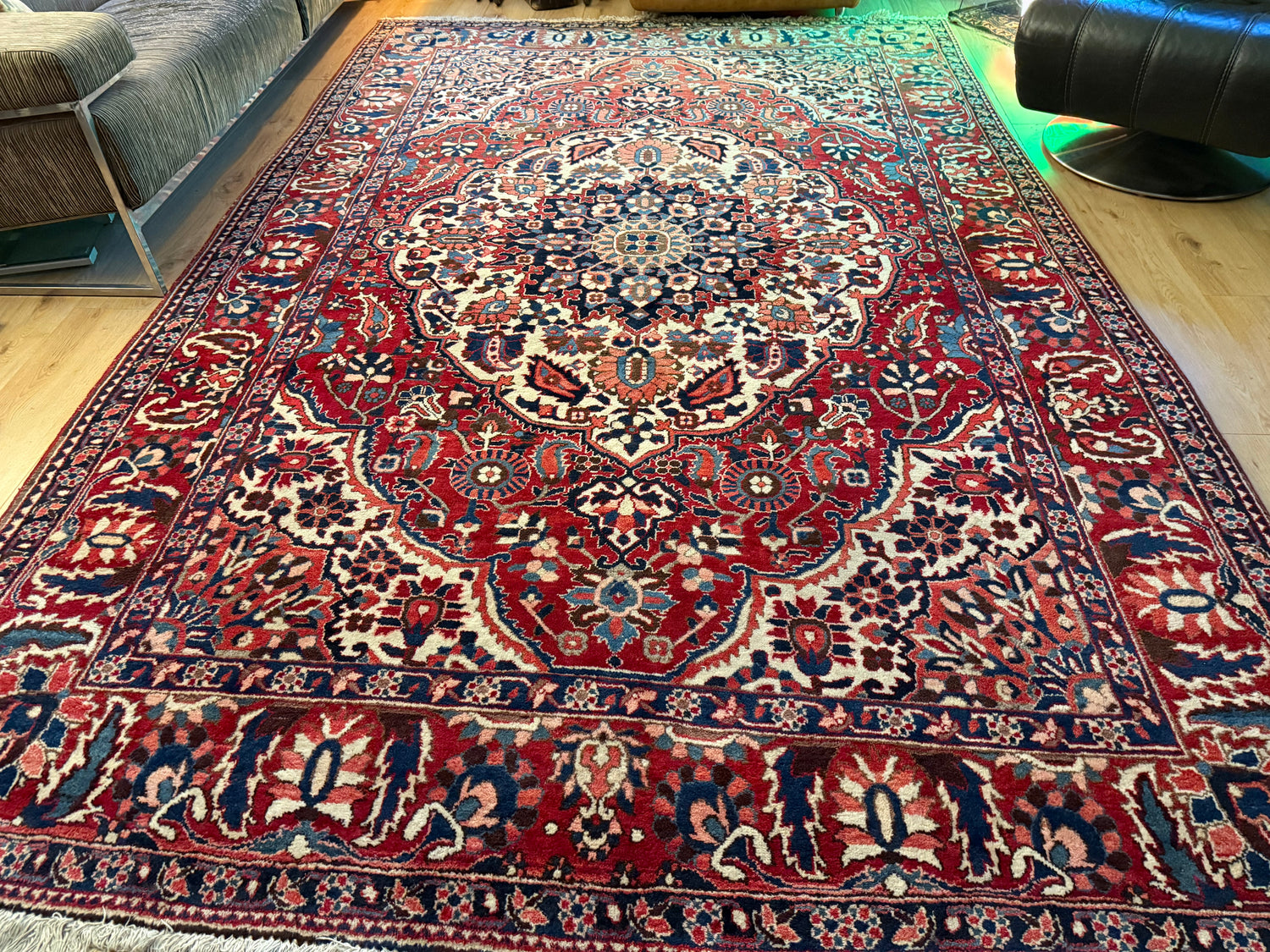Vintage handgeknoopt tapijt 320 × 220 cm – klassiek rood met ivoor en donkerblauw
