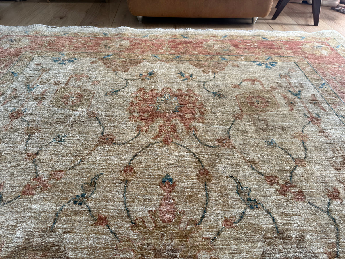Alfombra afgana Ziegler anudada a mano con suave diseño floral