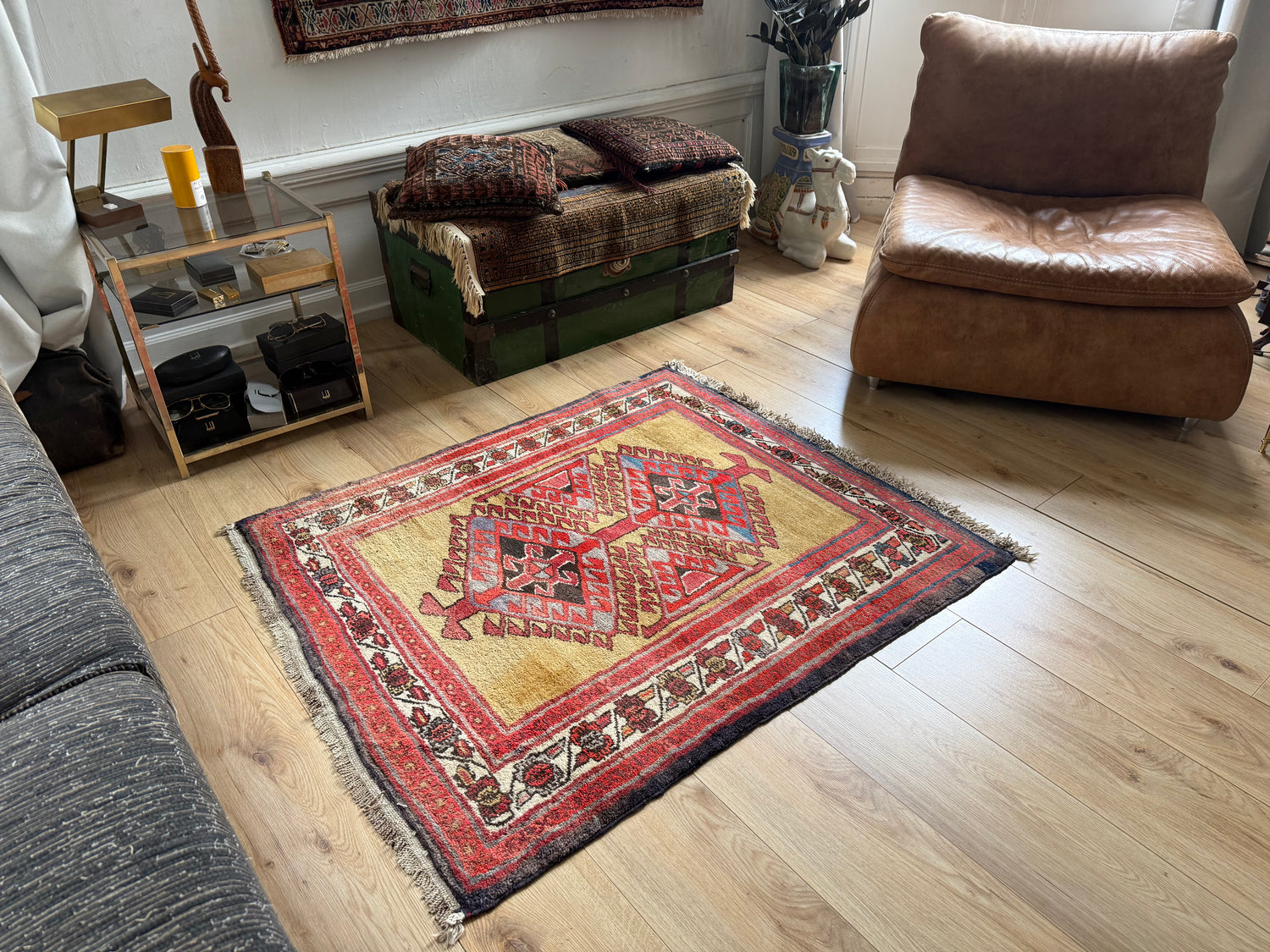 Tapete vintage anatoliano – medalhão geométrico em campo amarelo ocre quente (127 × 104 cm)