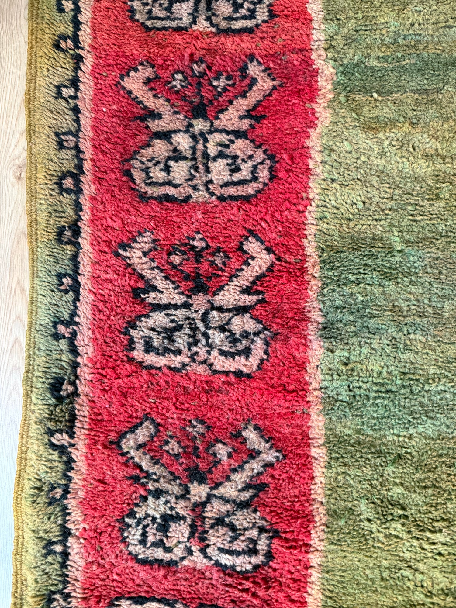 Vintage Marokkaans tapijt met zeldzaam groen veld – handgeknoopt wol (362 × 172 cm)