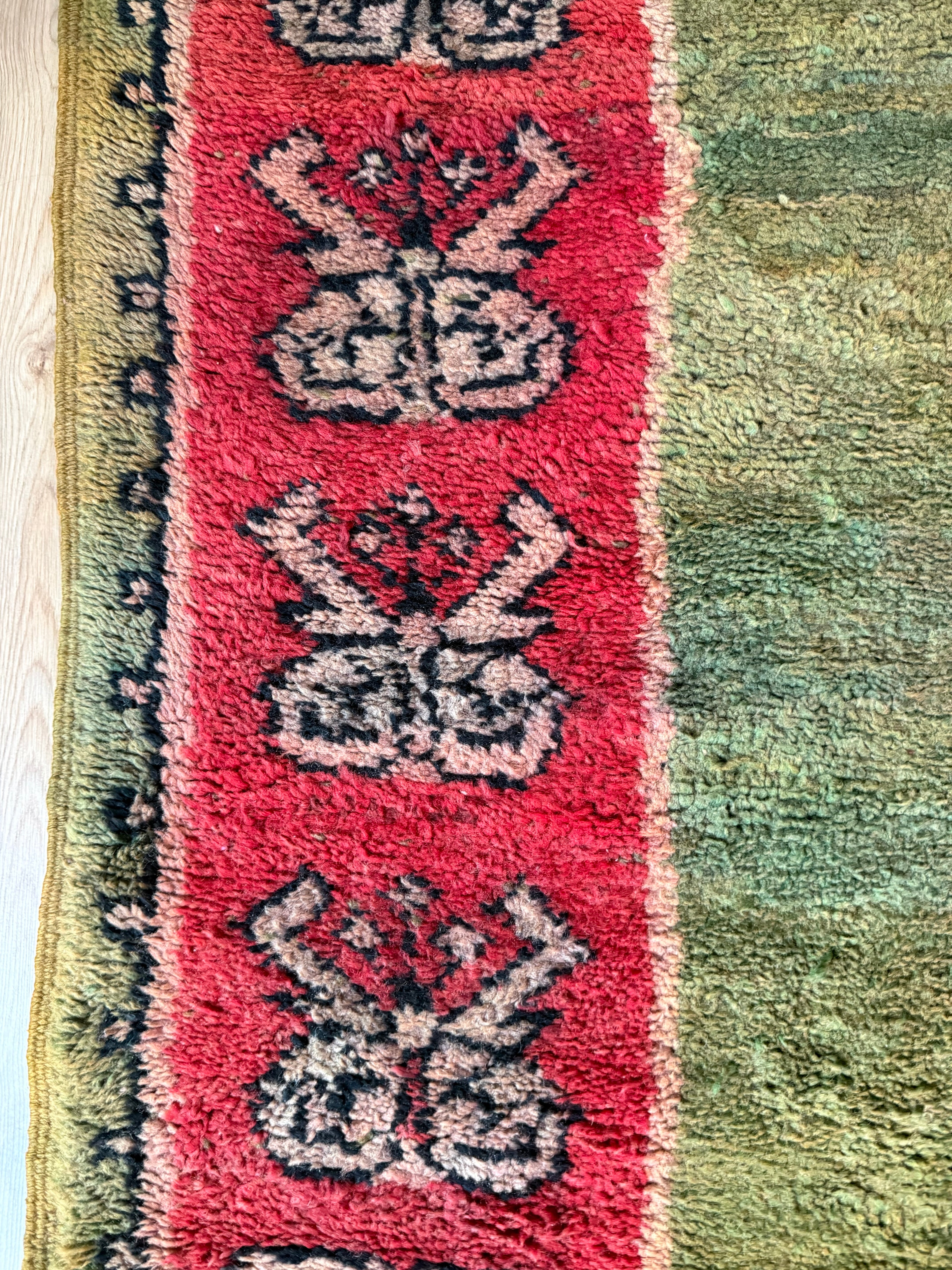 Vintage Marokkaans tapijt met zeldzaam groen veld – handgeknoopt wol (362 × 172 cm)