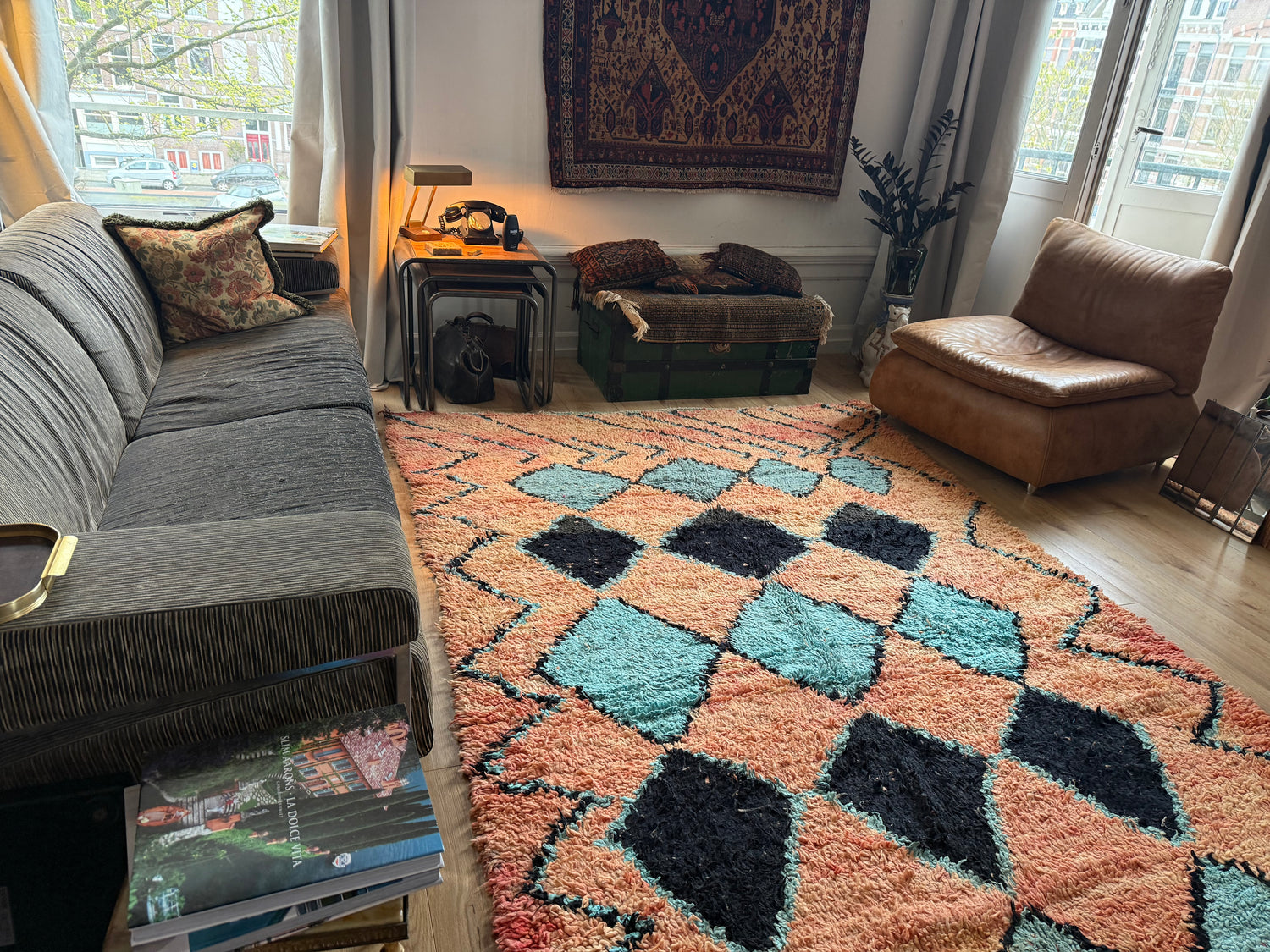 Tapete marroquino vintage Boucherouite – 355 × 178 cm – design gráfico de losangos em salmão, turquesa e preto