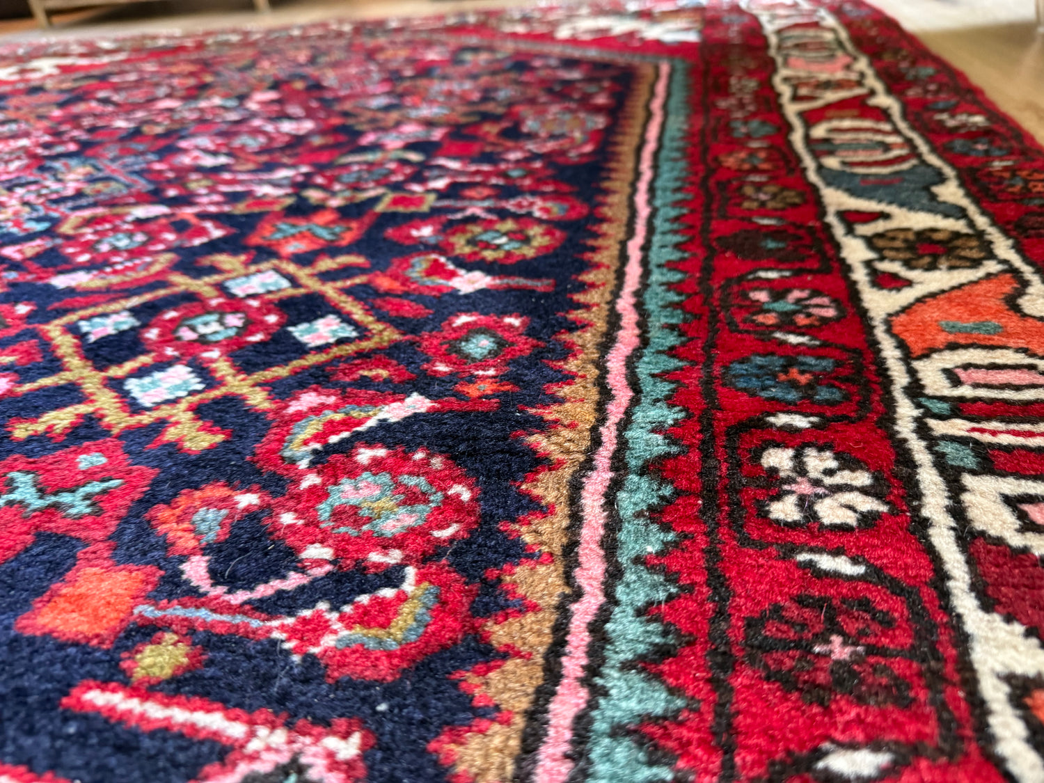 Vintage handgeknoopt wollen tapijt met medaillon – rood en donkerblauw – 217 × 130 cm