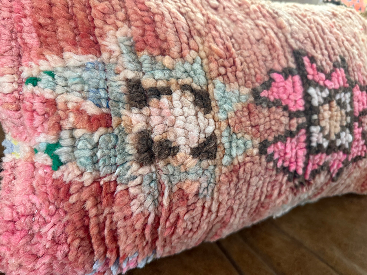 Handgemaakt kussen van een vintage Marokkaans tapijt – ca. 60 × 40 cm