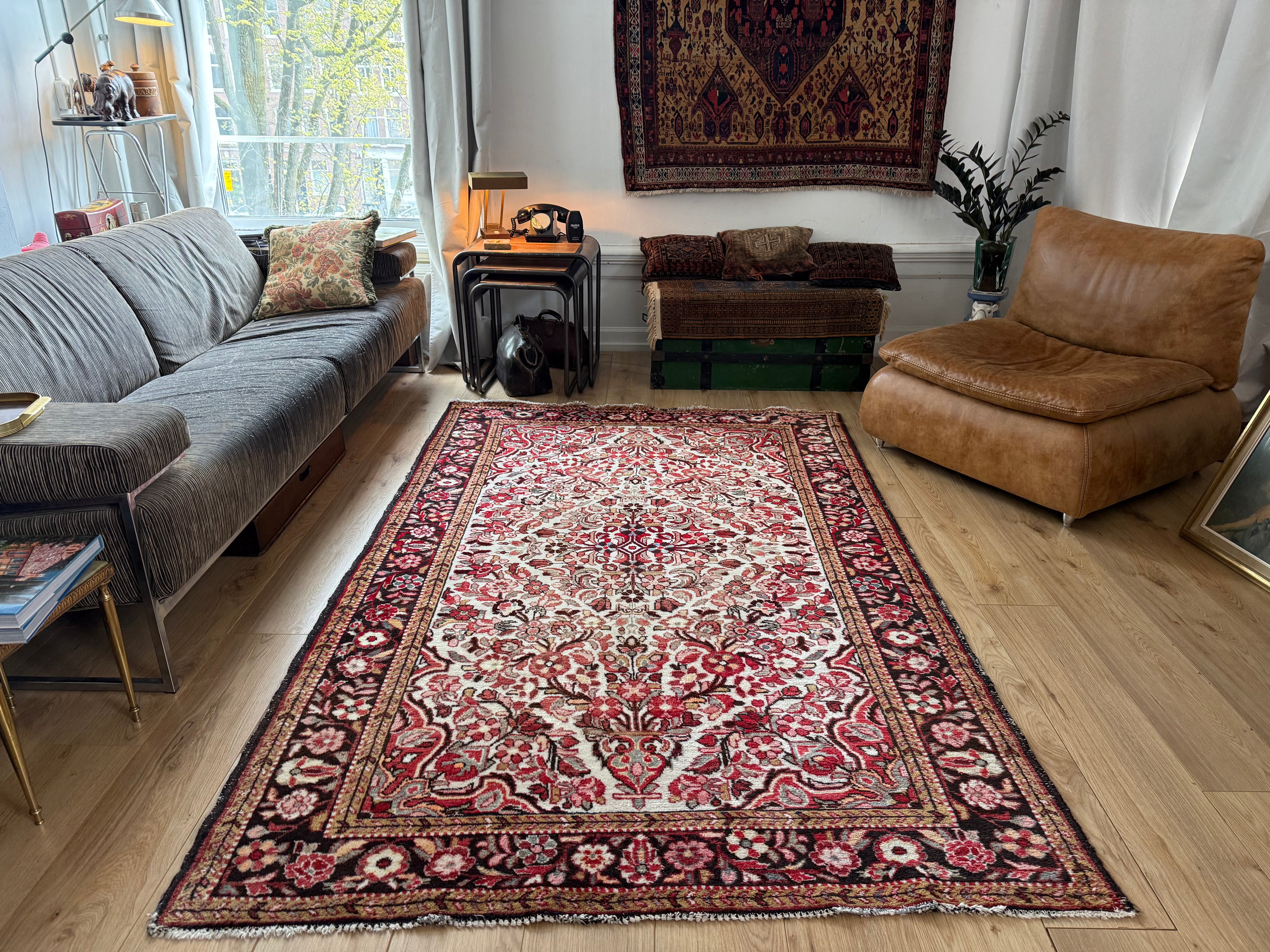 Tapete clássico nó à mão com campo e medalhão em tons terrosos suaves 230 x 149 cm