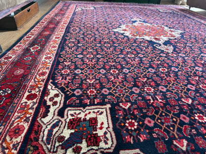 Groot handgeknoopt vintage tapijt – donkerblauw veld met medaillon – 305 × 209 cm