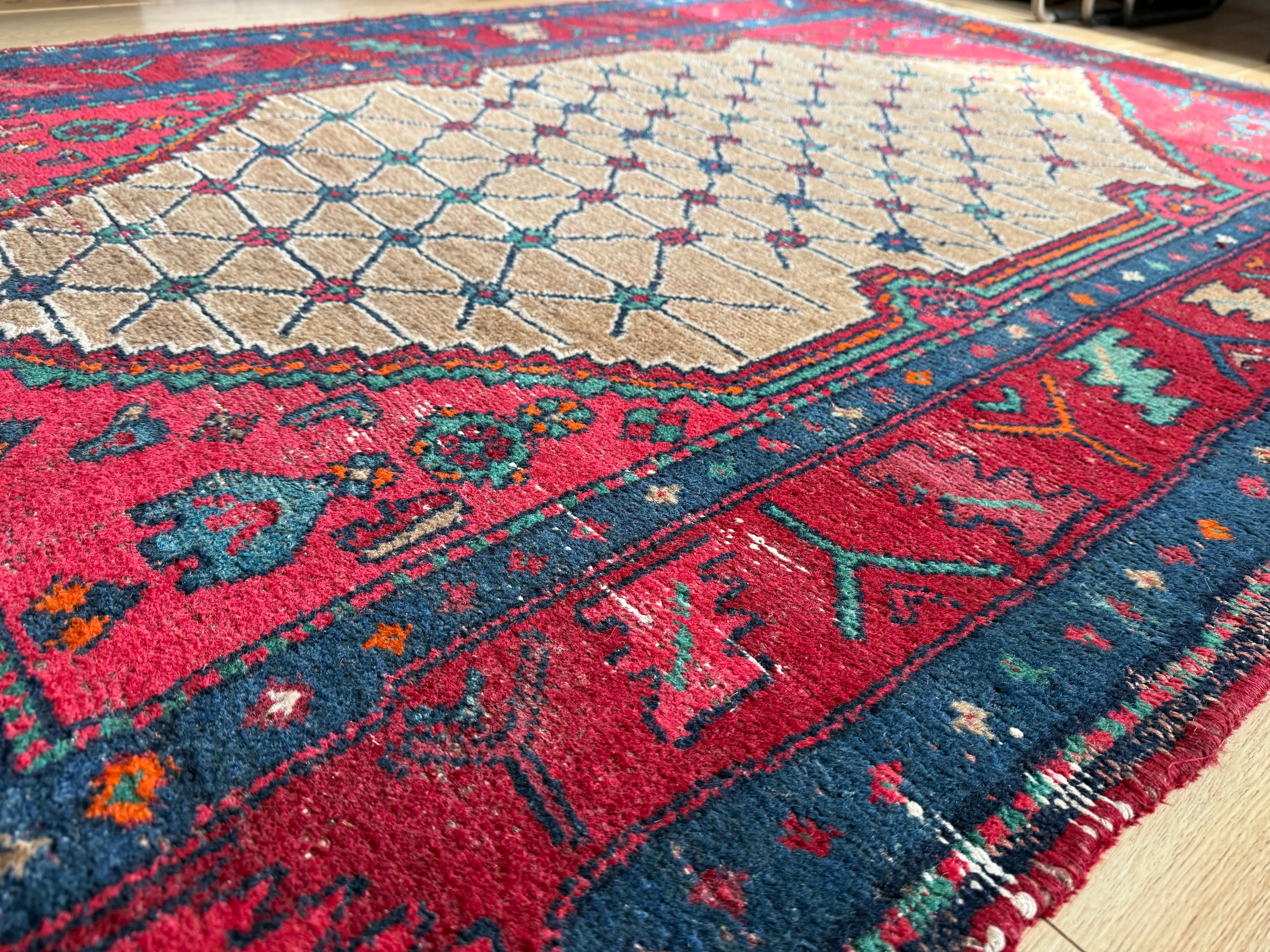 Hand-knotted Vintage Rug with Graphic Diamond Field – 185 × 131 cm