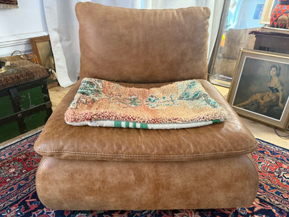 Handgemaakt kussen van een vintage Marokkaans tapijt – ca. 60 × 40 cm