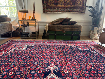 Groot handgeknoopt vintage tapijt – donkerblauw veld met medaillon – 305 × 209 cm