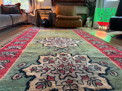 Vintage Marokkaans tapijt met zeldzaam groen veld – handgeknoopt wol (362 × 172 cm)