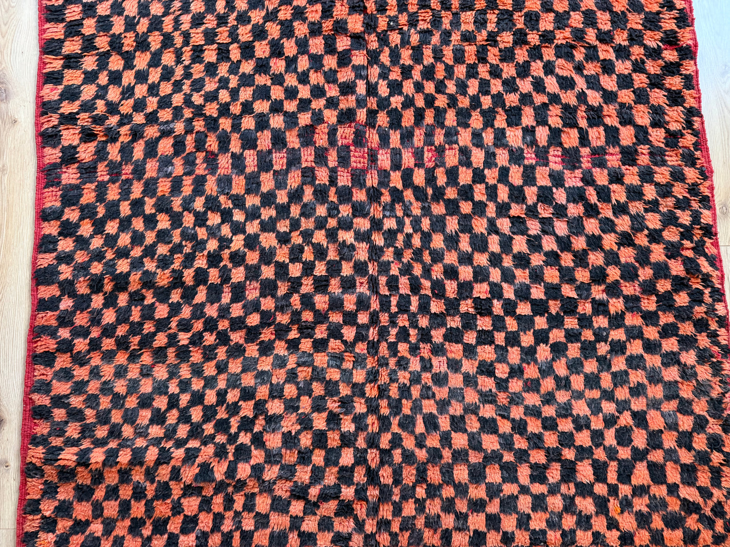 Grafisch vintage Berber tapijt in oranje &amp; zwart – 272 × 147 cm