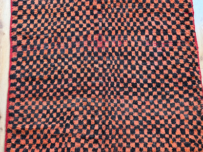 Grafisch vintage Berber tapijt in oranje &amp; zwart – 272 × 147 cm
