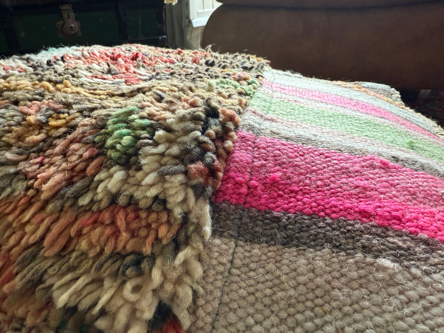 Poef van gebruikt vintage Marokkaans tapijt – handgemaakt – ca. 60 × 60 × 25 cm