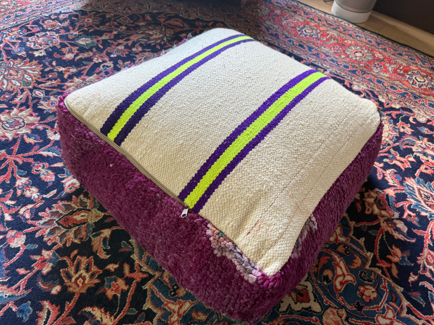 Poef van gebruikt vintage Marokkaans tapijt – handgemaakt – ca. 60 × 60 × 25 cm